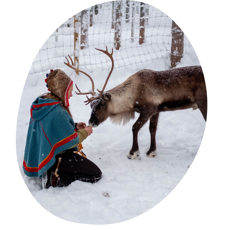 Vrouw in sneeuw met een rendier in Lapland