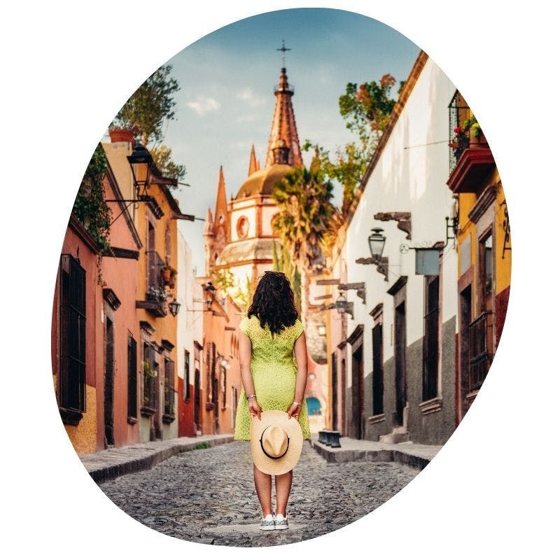 Vrouw die kijkt in een straat in Valladolid
