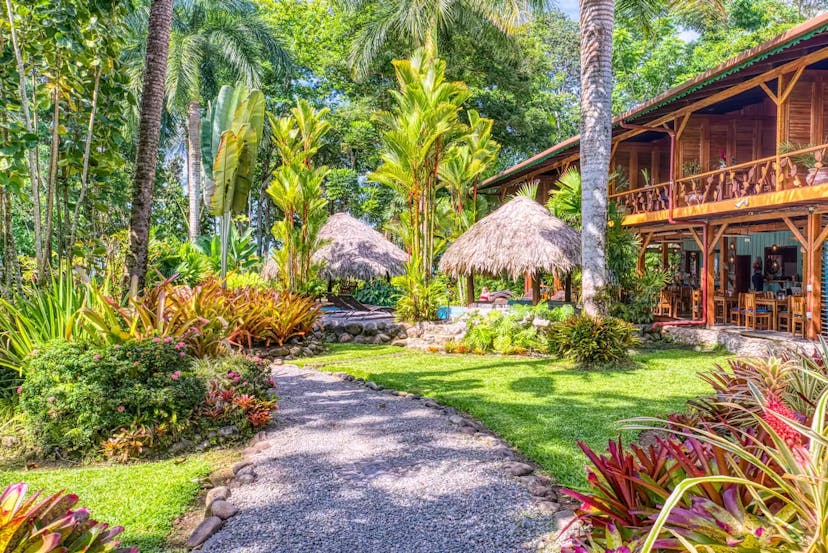 Houten hotel met groene tuin in Costa Rica