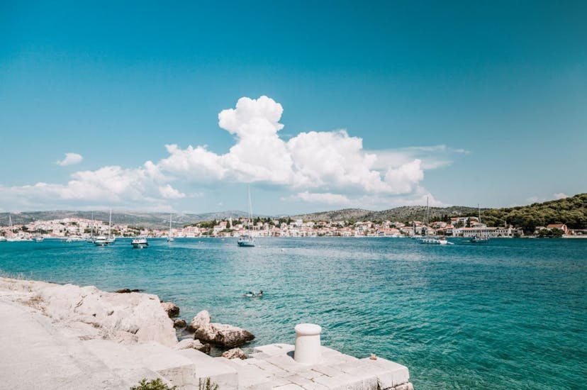 Kroatië kustplaats met helderblauw water