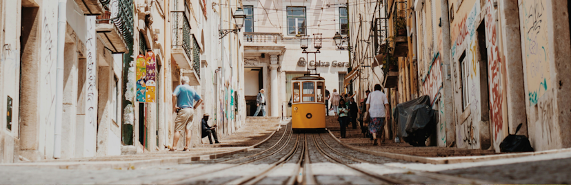 gele tram door de straten van lissabon