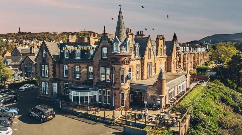 Historische gebouw van Braids hill hotel met een uitzicht op de rets van Edinburgh