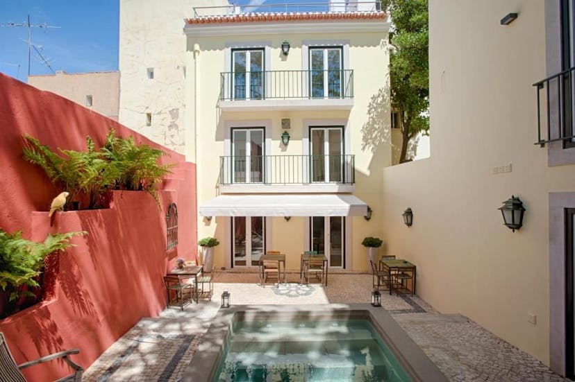 De binnentuin met zwembad van Dear Lisbon - Charming House
