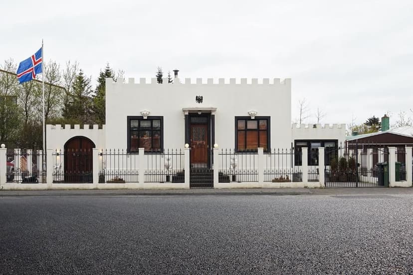 Een wit hotel in de vorm van een kasteel in IJsland