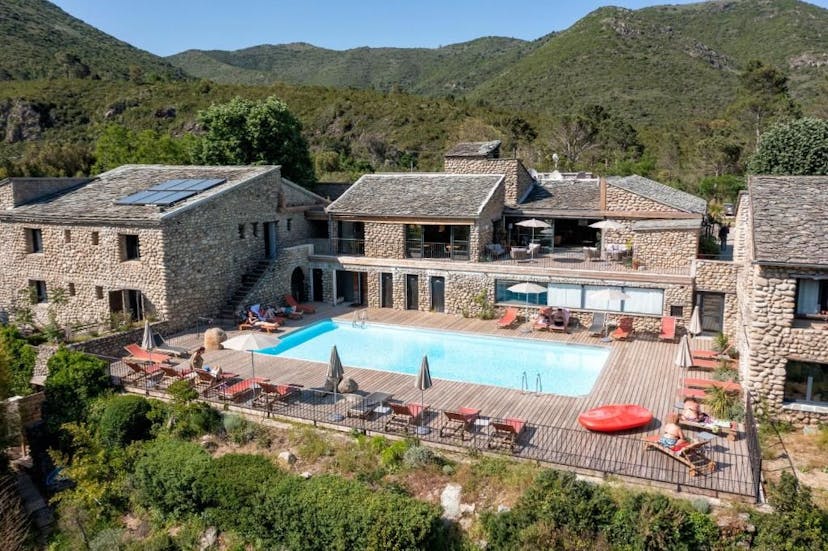 Groot landhuis middenin de natuur van Calvi met een zwembad en groot terras