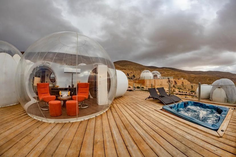 Bubble hotel in Little Petra bubbel met hot tub en ligbedjes