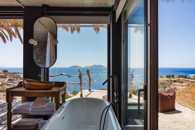 Muar suites uitkijkend over de zee