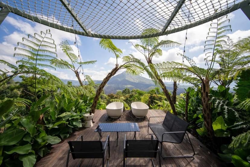 Hotel met twee badkuipen die uitkijken op Mount Batur