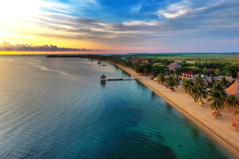 Uitzicht over Almond Beach Resort at Jaguar Reef in Hopkins, Belize