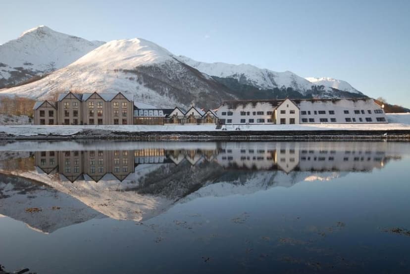 Uitzicht isle of glencoe hotel met besneeuwde bergen op de achtergrond