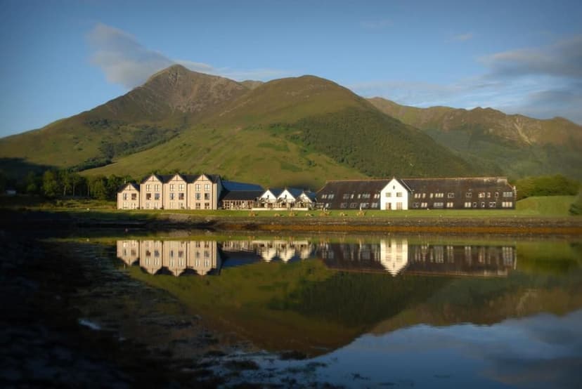 Uitzicht op de natuur in Glencoe met het Isles of Glencoe hotel op de voorgrond