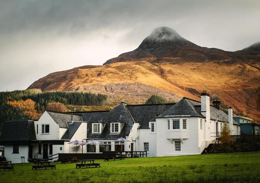 De voorkant van The Glencoe Inn met heuvels op de achtergrond