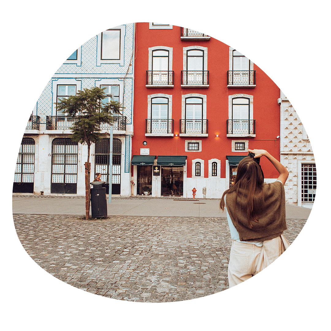 Vrouw die de straten van Lissabon fotografeert