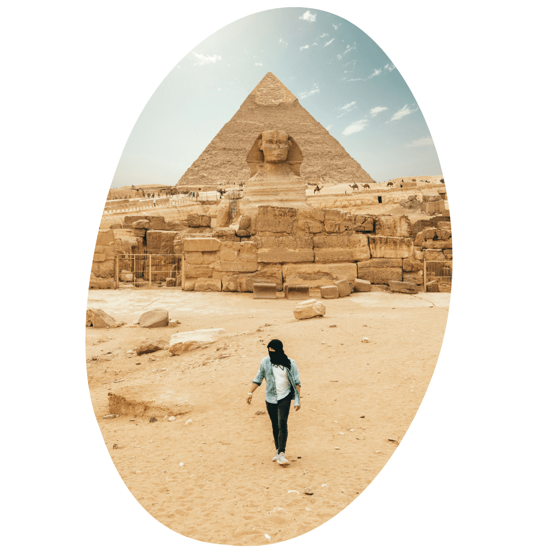 Een man met op de achtergrond de eeuwenoude piramides