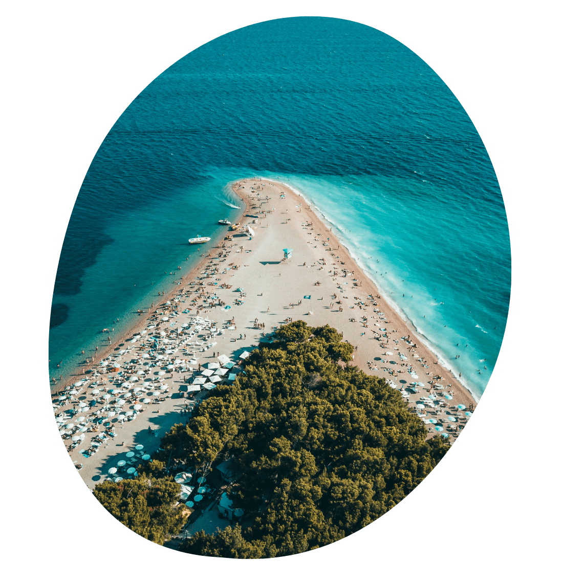 Mooi strand met helder blauw water