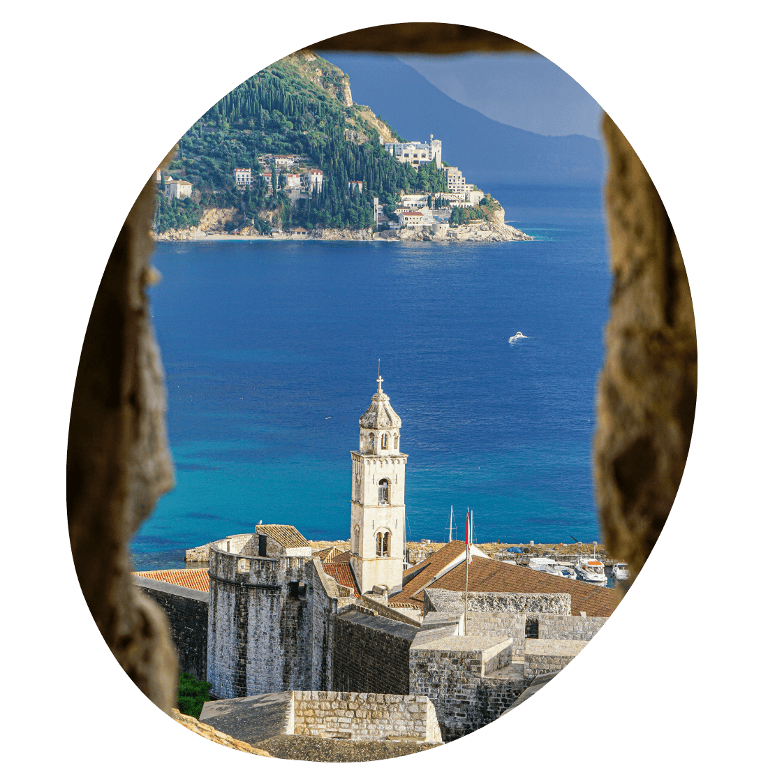 Dorp aan helder blauw water