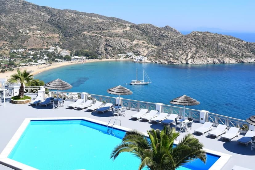 Uitzicht over zwembad van hotel Katarina en de baai van Ios