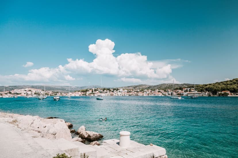 Kroatië kustplaats met helderblauw water