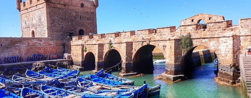 haven met gekleurde blauwe bootjes in Essaouira