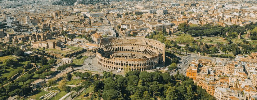 Rome vanaf boven met het prachtige uitzicht op het colosseum