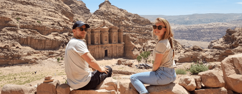 foto van bovenaf waarop marja en sander poseren zittend en lachend voor het monestary