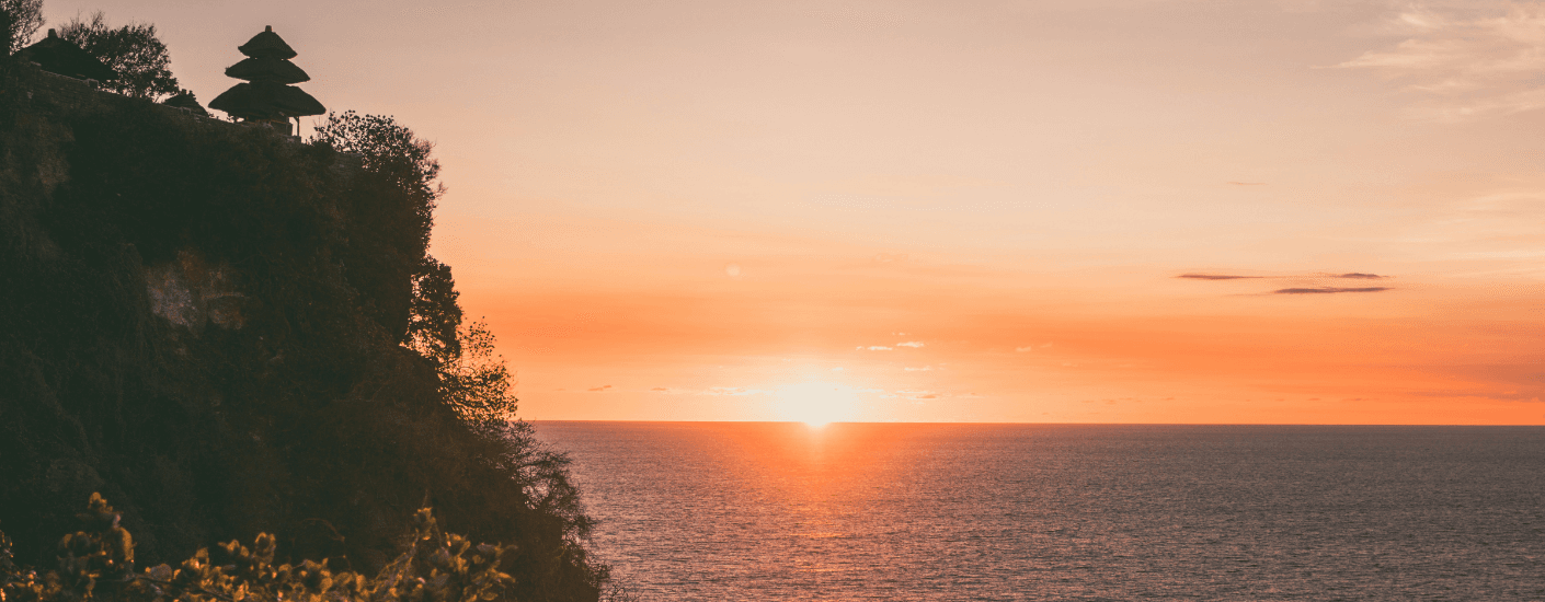 zonsondergang uluwatu bij tempel