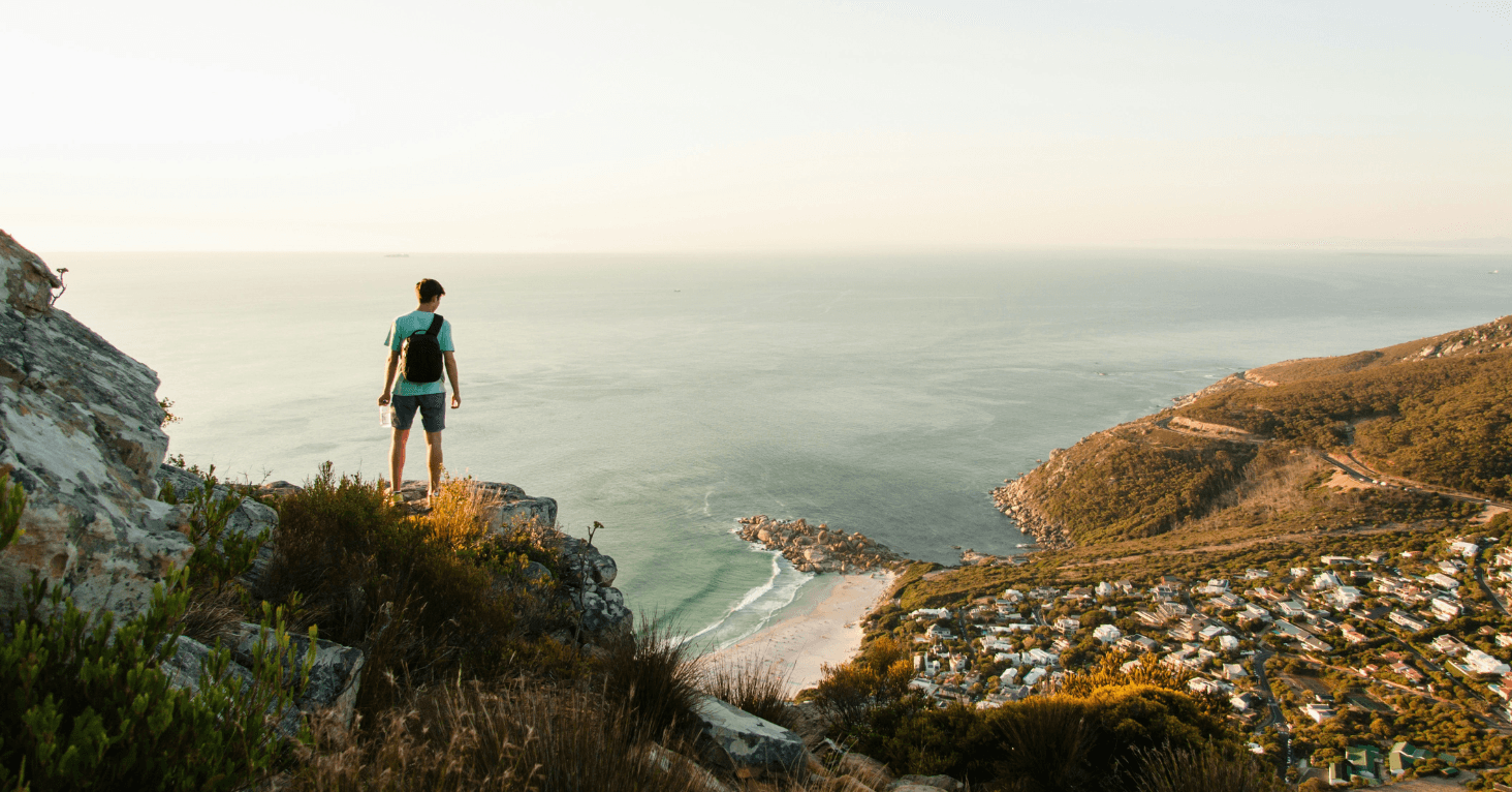 Persoon kijkt uit op Kaapstad
