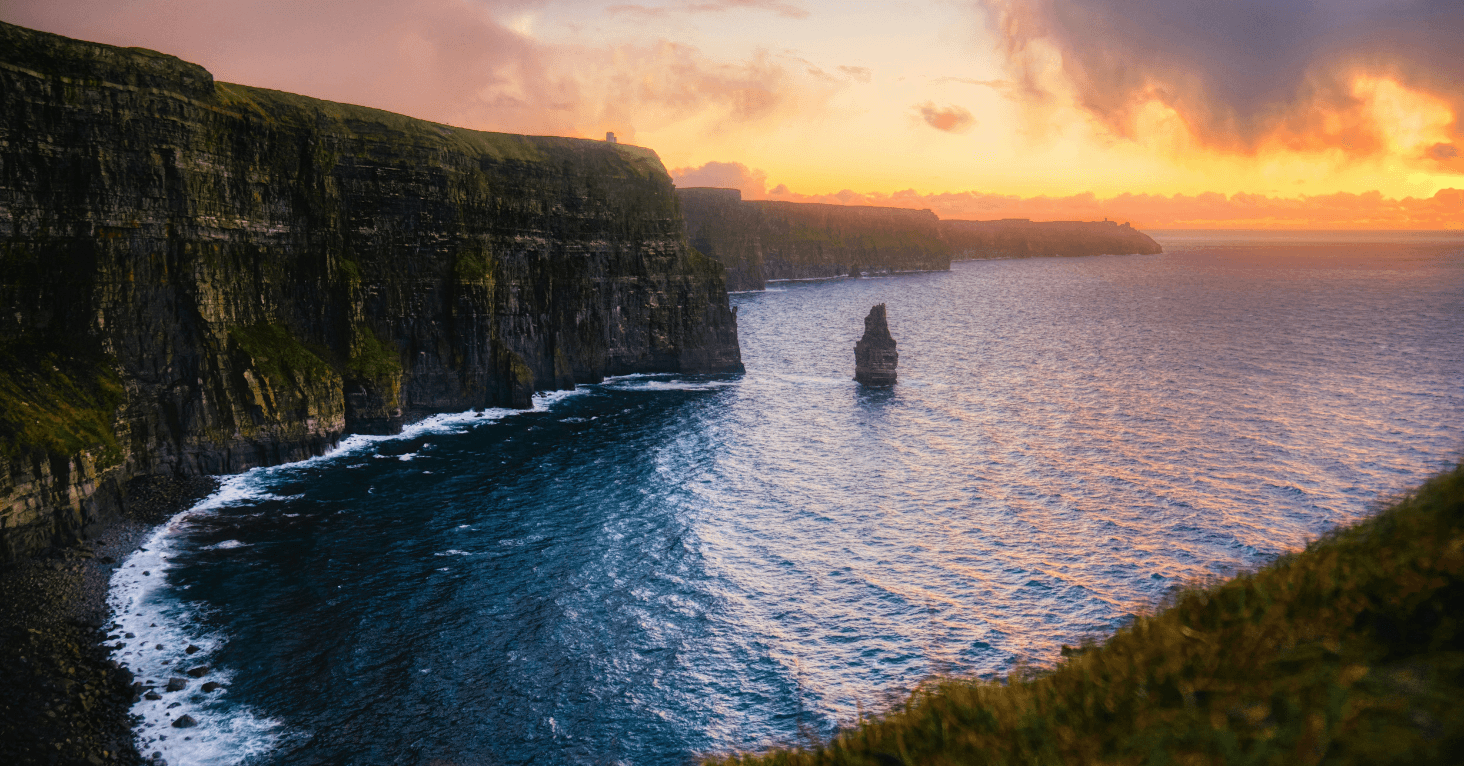 Prachtige kliffen aan zee tijdens zonsondergang