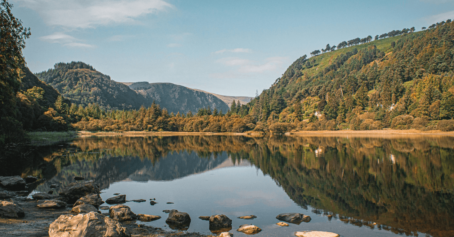 Prachtig meer omringd door bergen