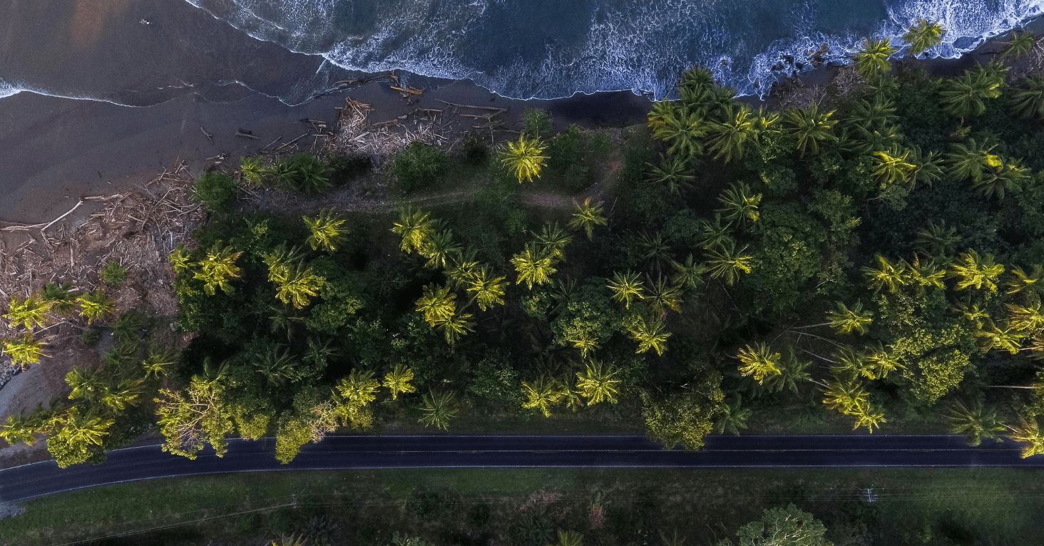 Een weg aan de kust van Costa Rica