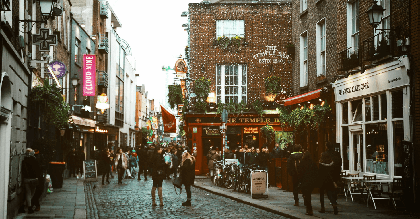 Drukke straat in dublin met de rode temple bar