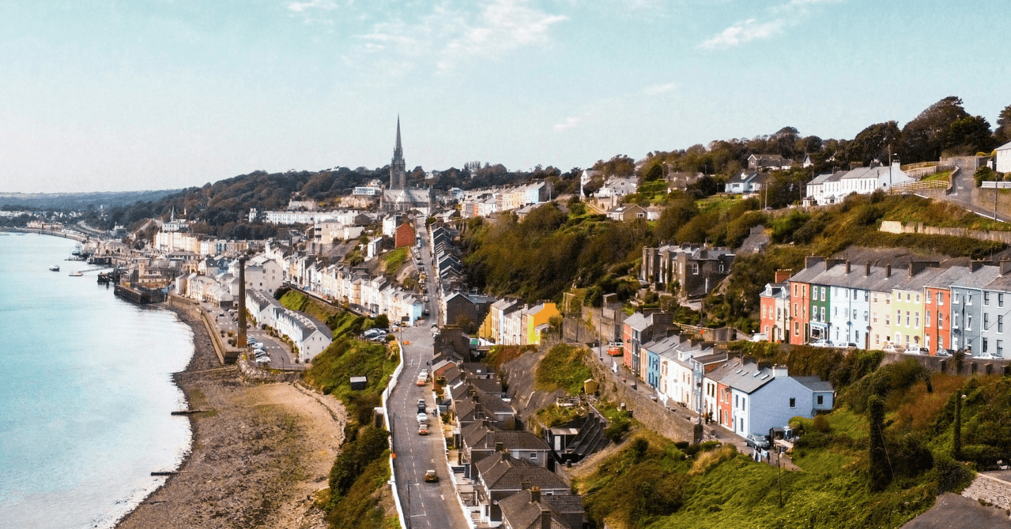 Gekleurde huisjes aan wegen en aan zee