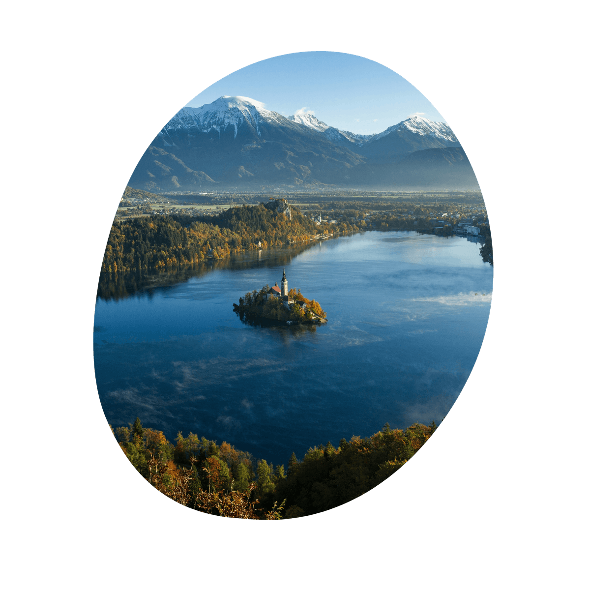 prachtig kerkje in het midden van het water