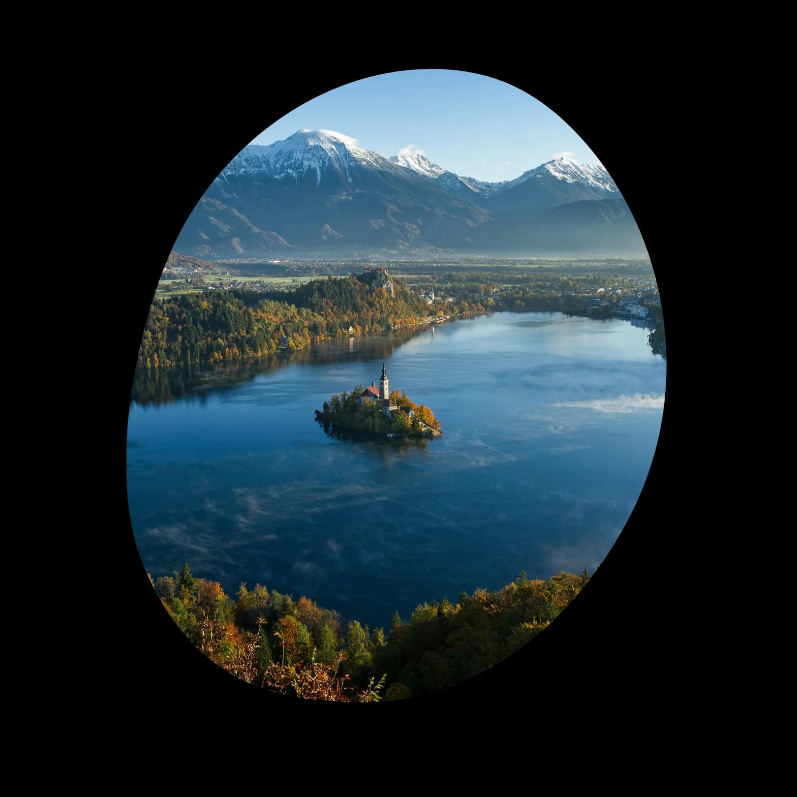 prachtig kerkje in het midden van het water