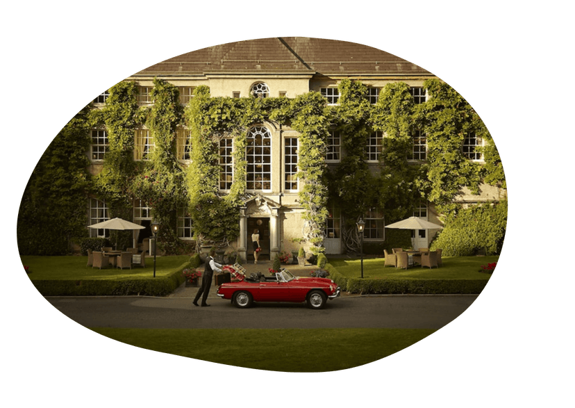 Groen landhuis in de natuur