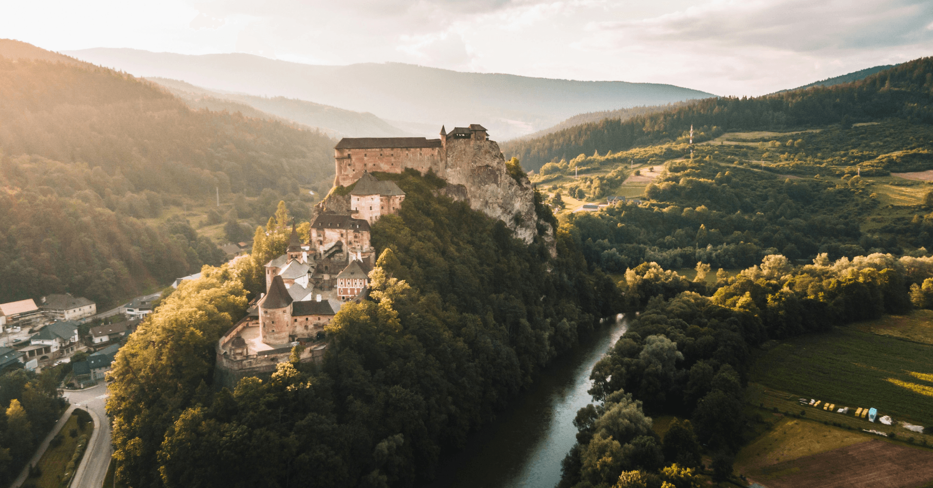 Prachtige huizen op een groene heuvel