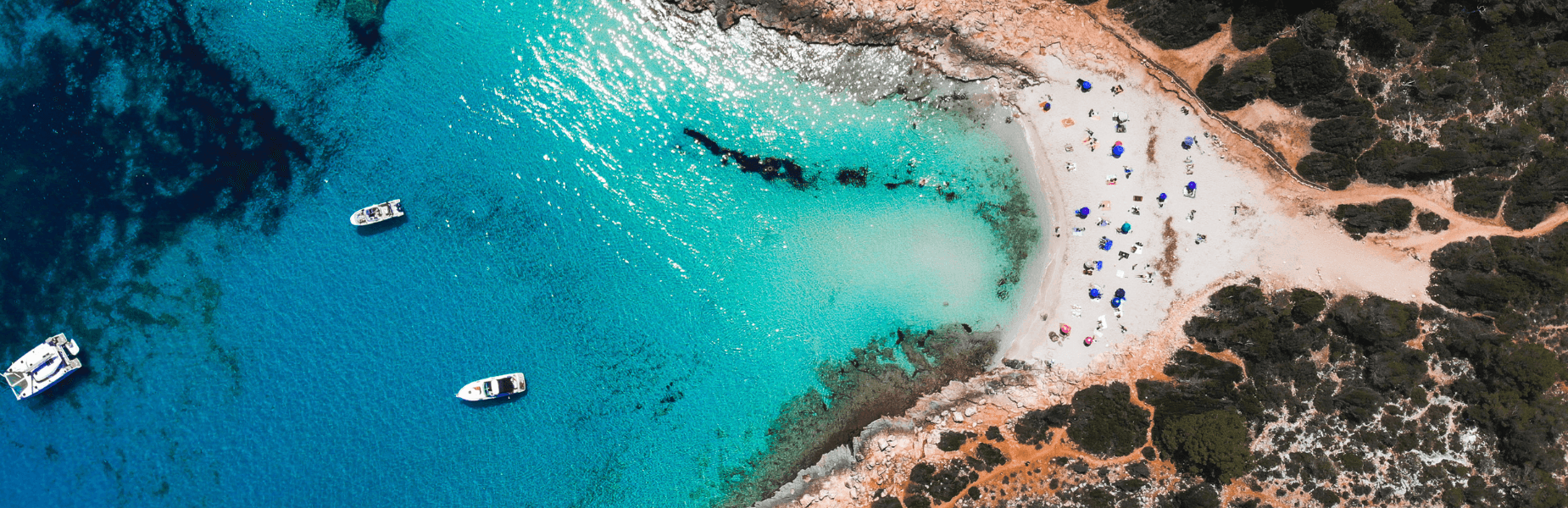 De blauwe zee en het strand van Mallorca van boven