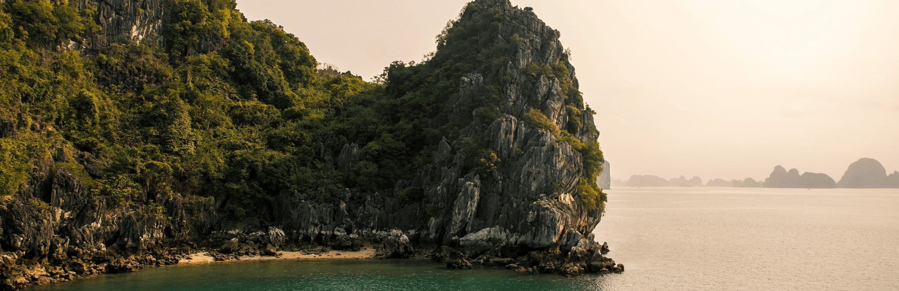 halong bay eilanden met golden hour