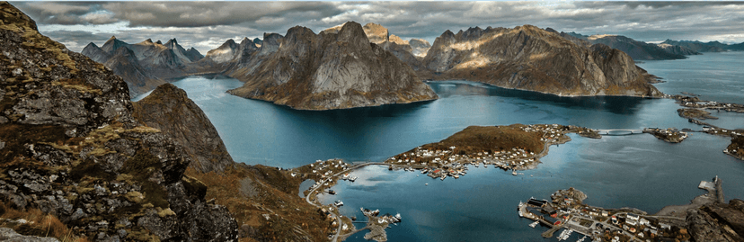 uitzichtpunt in Noorwegen over de fjorden en de dorpjes