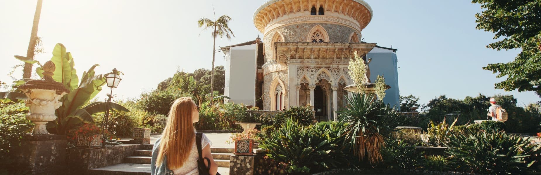 Vrouw die kijkt naar Monserrate Palace in Sintra