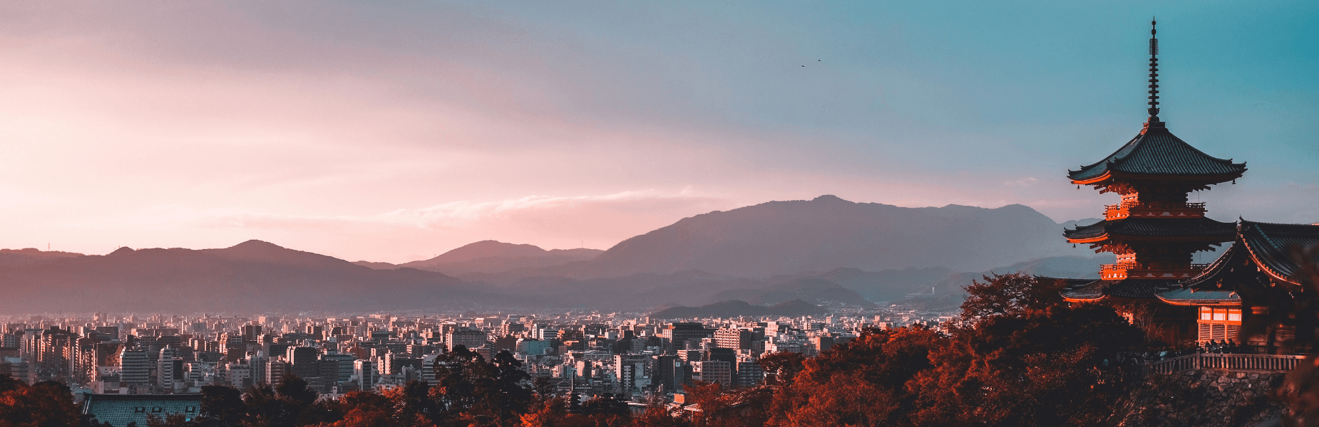 Tempel met bergen in Japan