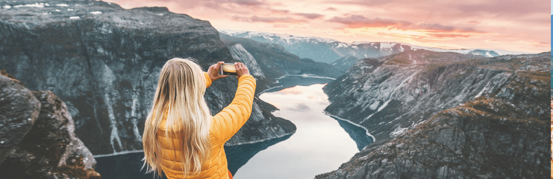 travel influencer die foto maakt van gebergte in Noorwegen
