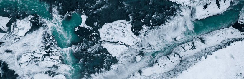 Prachtige ijsblokken in helder blauw water