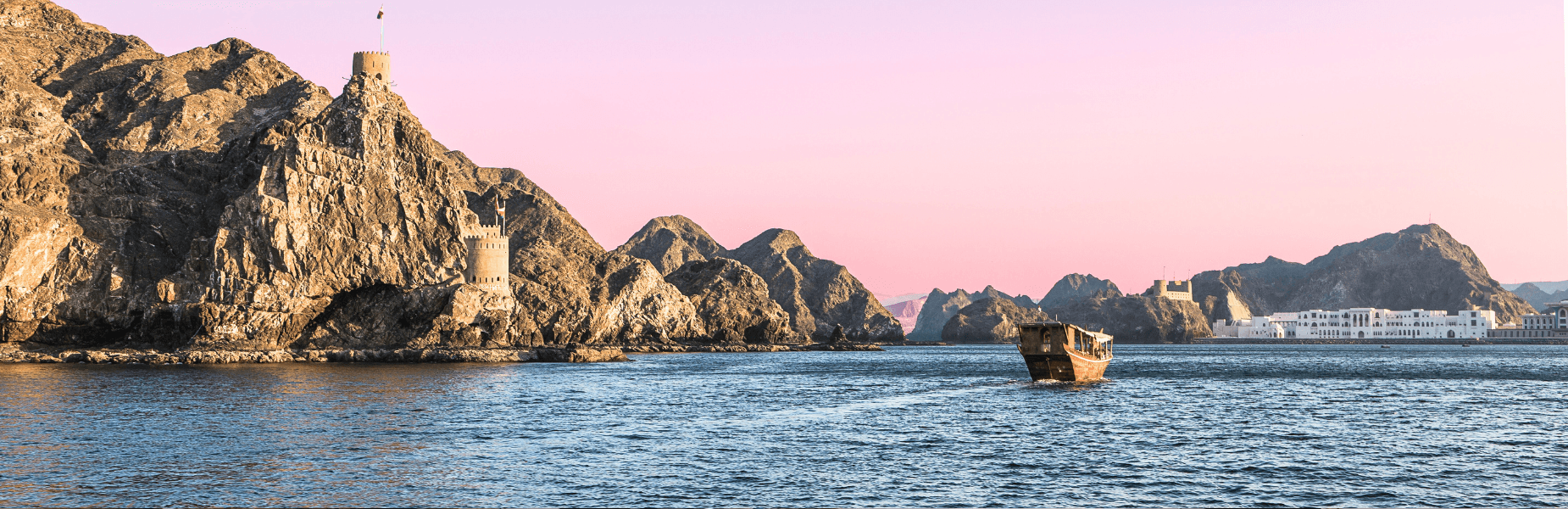 boot varend tussen de rotsen in Oman