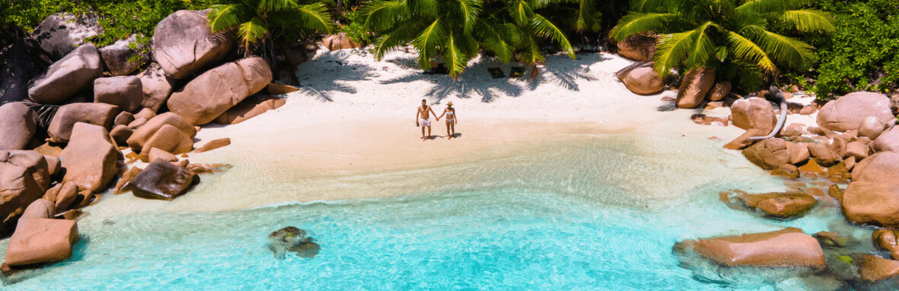 romantisch koppel aan het strand van Thailand