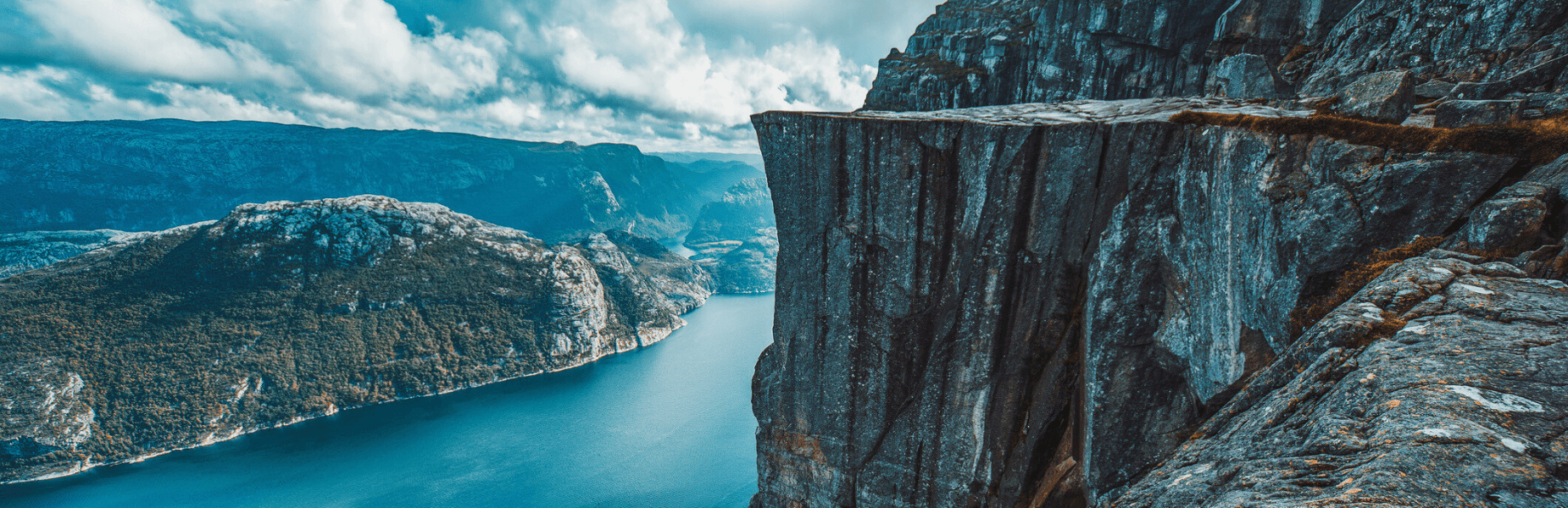 Giantische preikestolen kliff die uitkijkt over het blauwe fjord