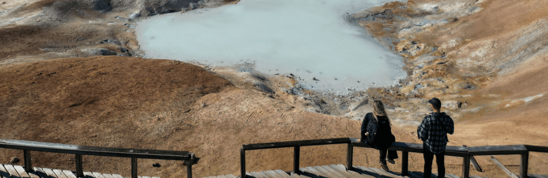 2 reizigers in het landschap van myvatn