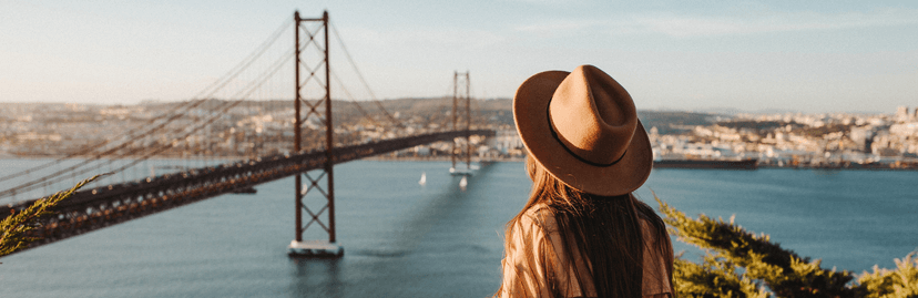 Vrouw die van boven uitkijkt op de Golden Gate Bridge