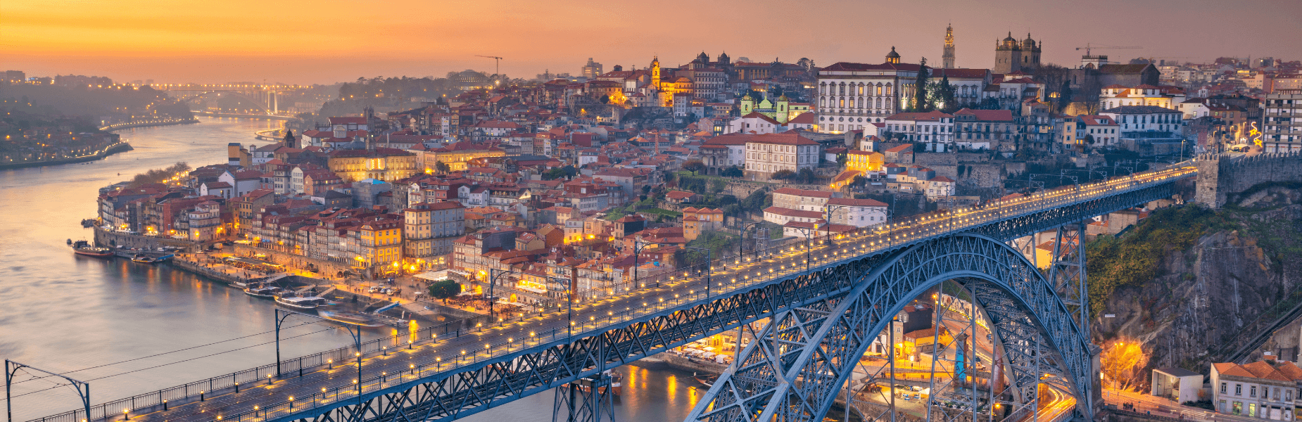 Skyline van Porto bij zonsondergang