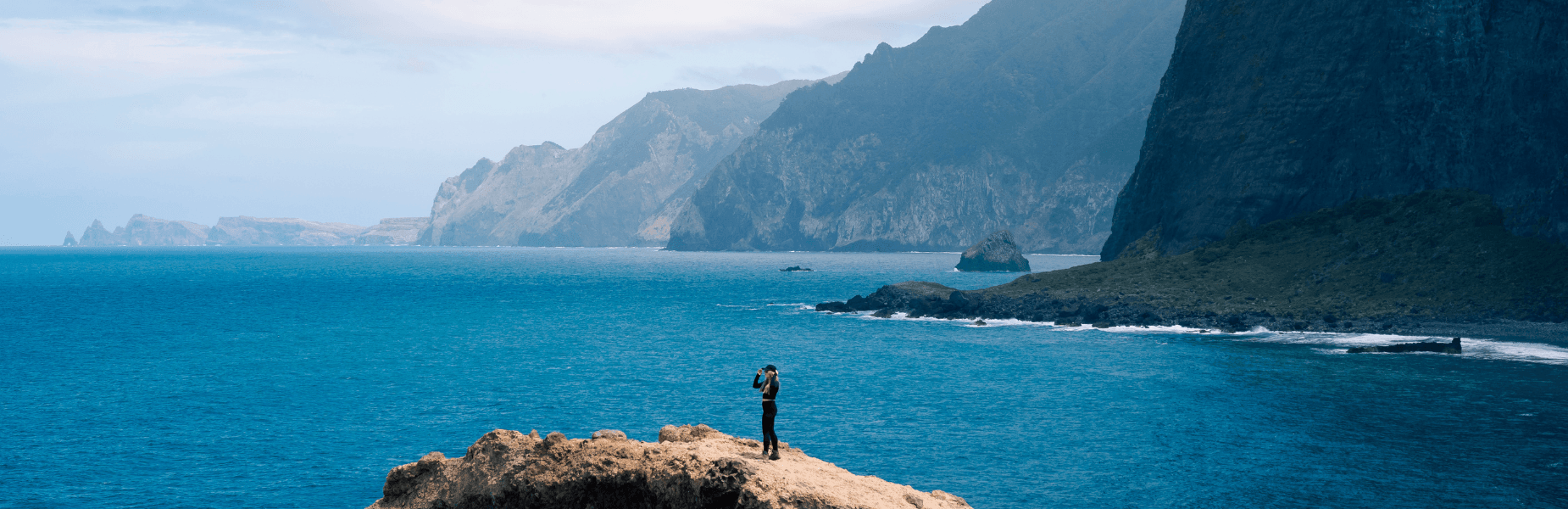 uitkijkpunt op Madeira met vrouw